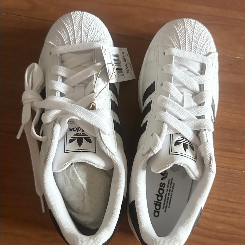 [Brand new] Adidas Women's White and Black Superstar Sneakers